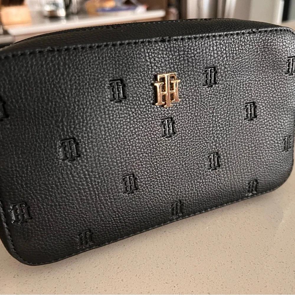 Tommy Hilfiger Women's Camera Crossbody Bag - Black Faux Leather Embossed Logo - Picture 3 of 11